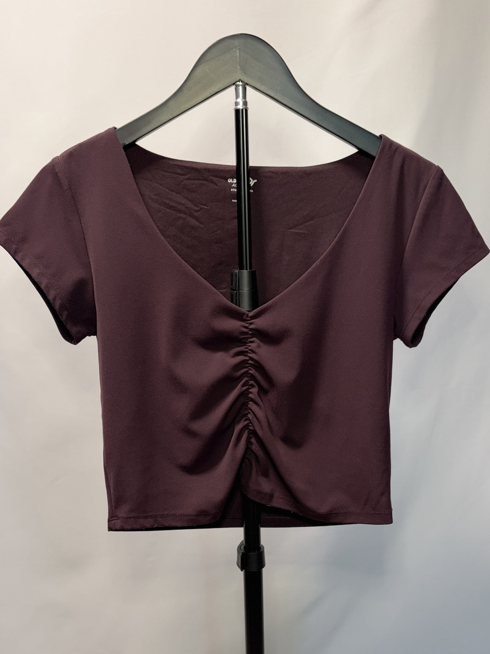 Old Navy Plum V-Neck Ruched Athletic Crop Top - Picture 2 of 7